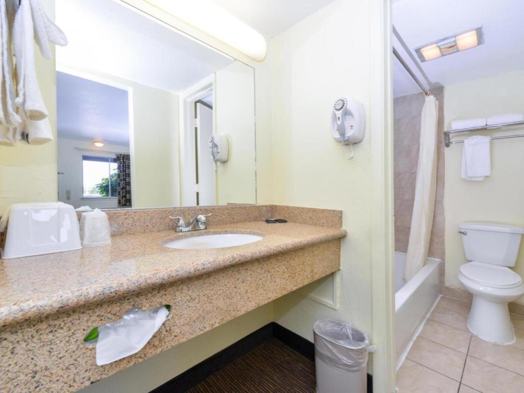 Days Inn By Wyndham Albuquerque Northeast Екстер'єр фото