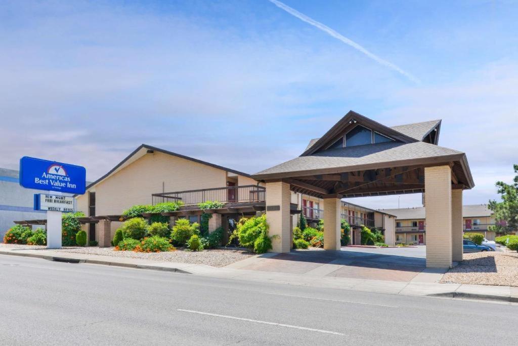 Days Inn By Wyndham Albuquerque Northeast Екстер'єр фото